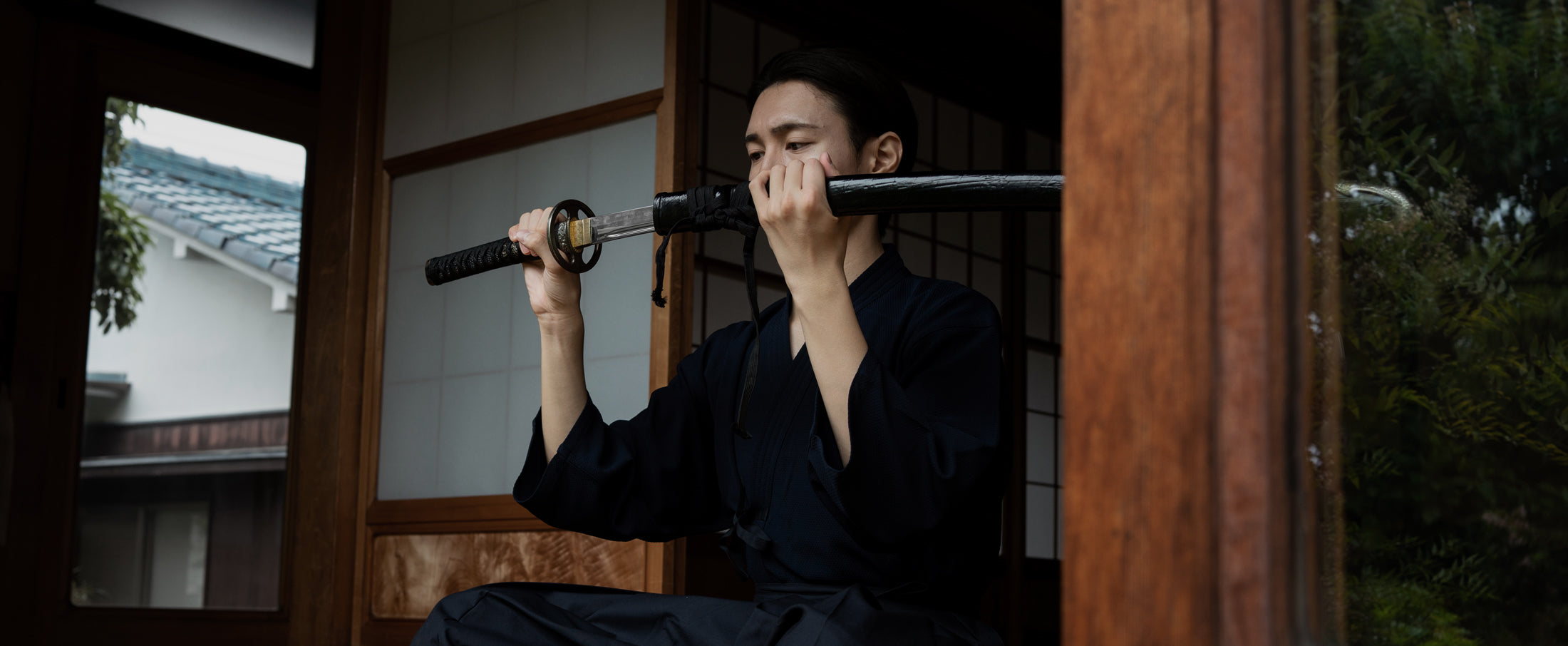 Homme samouraï avec un katana